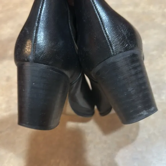 Women’s Internationally blank boots size 9
