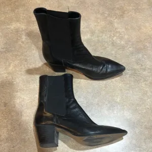 Women’s Internationally blank boots size 9