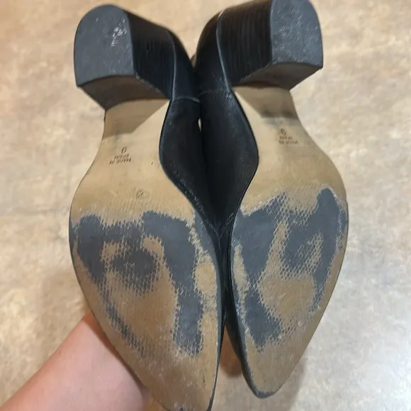 Women’s Internationally blank boots size 9