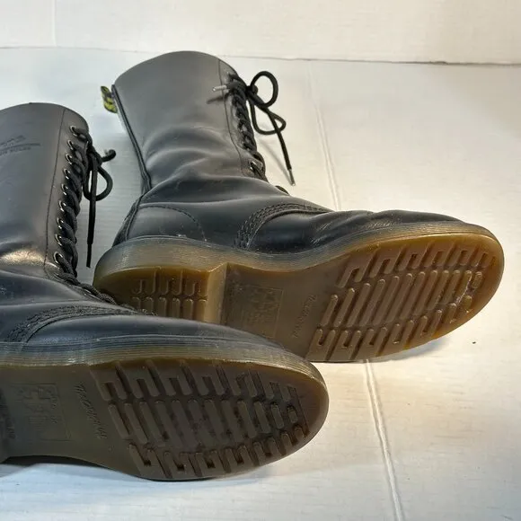 WOMENS SIZE 7 DR. MARTEN BOOTS