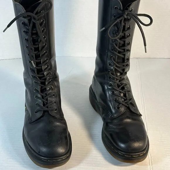 WOMENS SIZE 7 DR. MARTEN BOOTS