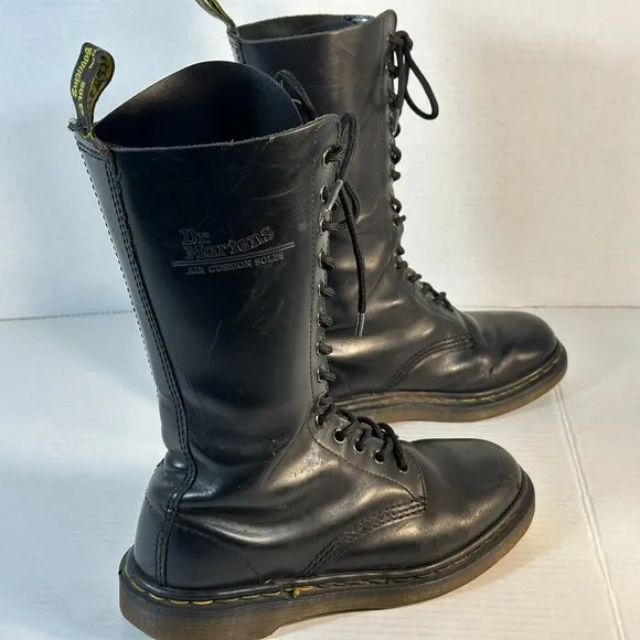 WOMENS SIZE 7 DR. MARTEN BOOTS