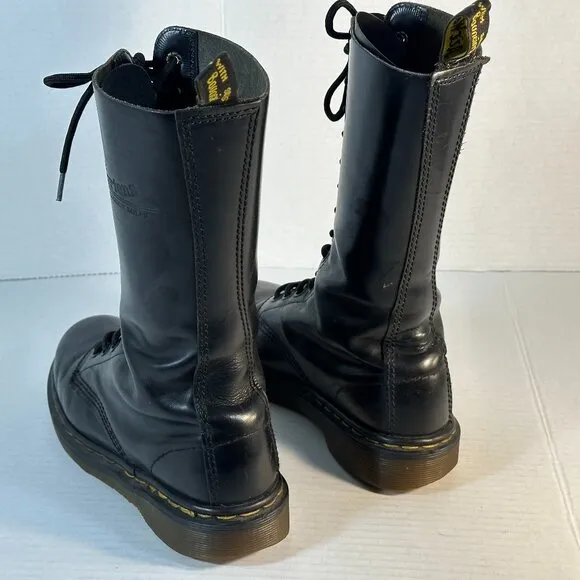 WOMENS SIZE 7 DR. MARTEN BOOTS