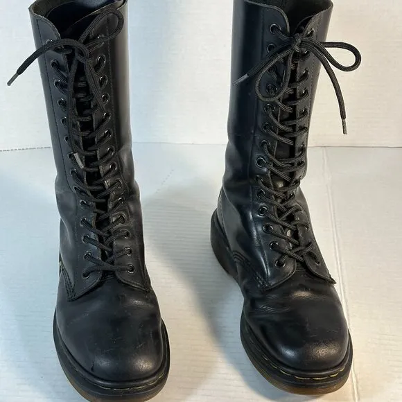 WOMENS SIZE 7 DR. MARTEN BOOTS