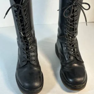 WOMENS SIZE 7 DR. MARTEN BOOTS