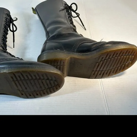 WOMENS SIZE 7 DR. MARTEN BOOTS