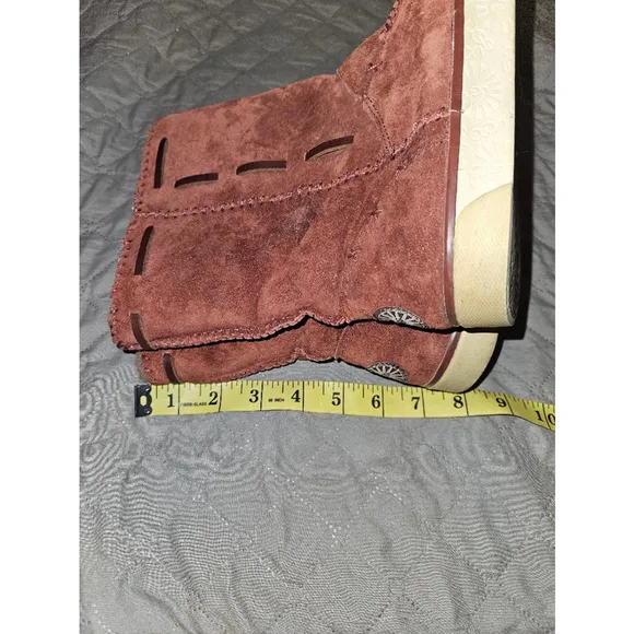 Women's size 8 UGG Australia Russet Suede Sheepskin Boots Brown