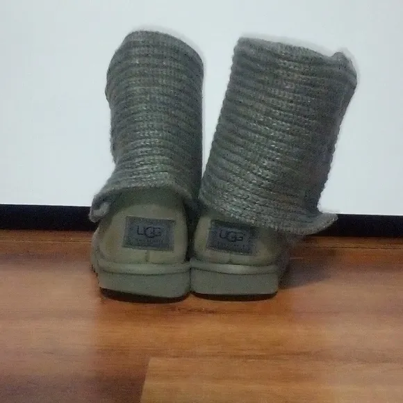 Women's UGG boots w Classic Cardy