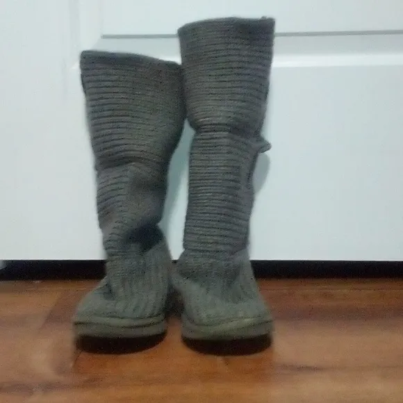 Women's UGG boots w Classic Cardy