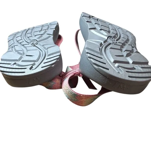 Women’s Z2 Classic Sandal Aerial Rosette Colorful Strappy Sandals size 7 NWT