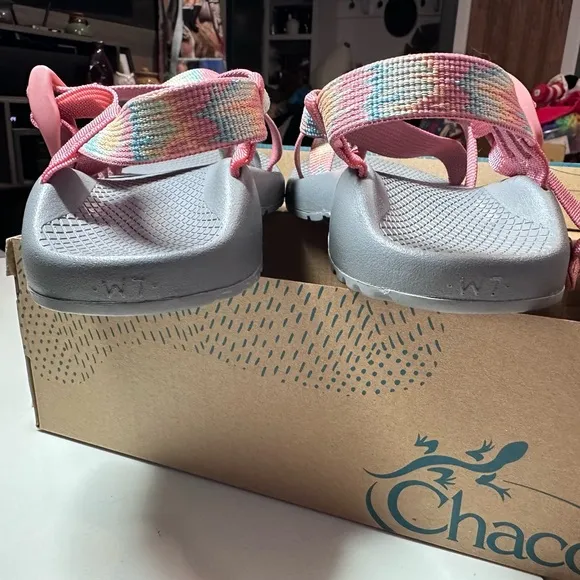 Women’s Z2 Classic Sandal Aerial Rosette Colorful Strappy Sandals size 7 NWT