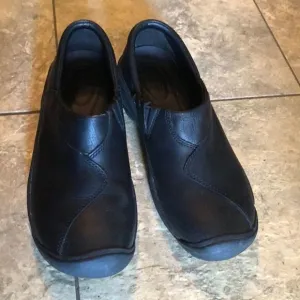 Women’s keen black leather loafers sz 7.5