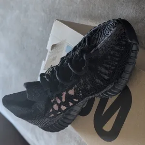 Yeezy 350 V2 Carbon