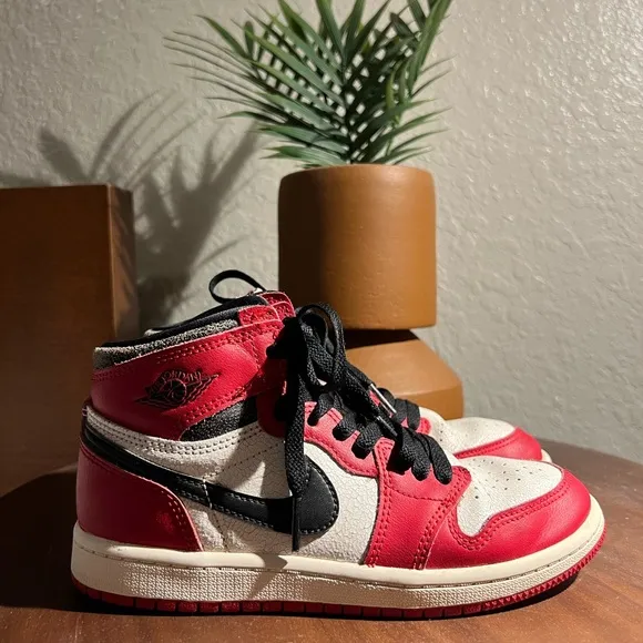 Youth** Jordan 1 Retro High OGChicago Lost and Found ** Size2Y