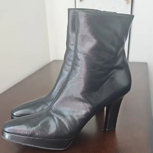 Yves Saint Laurent Elegant Black Leather Ankle Boots