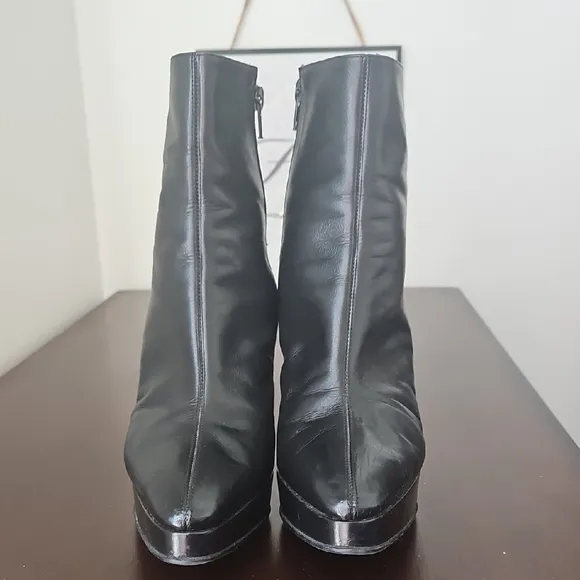 Yves Saint Laurent Elegant Black Leather Ankle Boots
