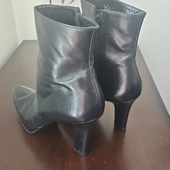 Yves Saint Laurent Elegant Black Leather Ankle Boots
