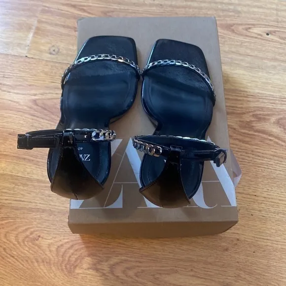 Zara Woman black sandals, with chain detail size 40/9us