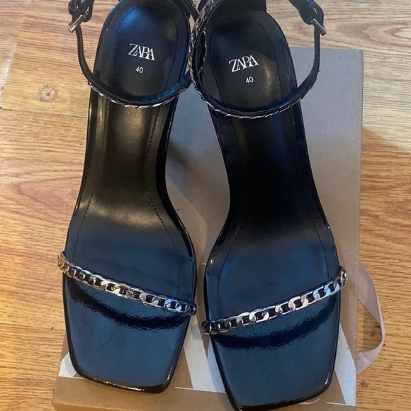 Zara Woman black sandals, with chain detail size 40/9us