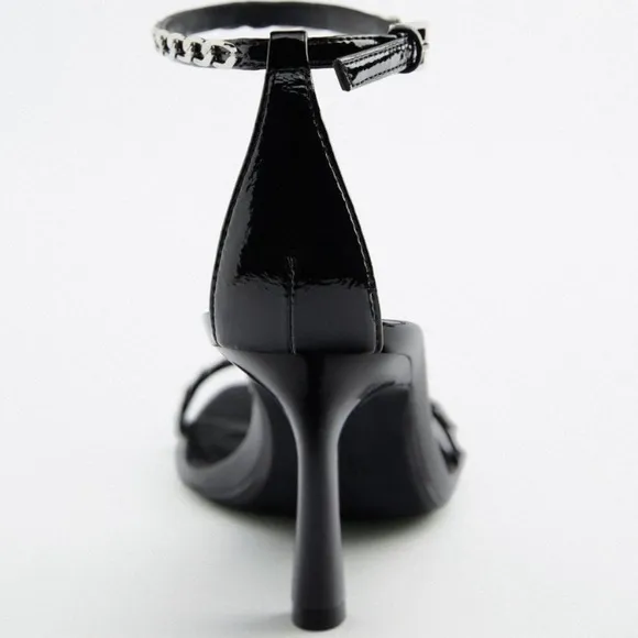 Zara Woman black sandals, with chain detail size 40/9us