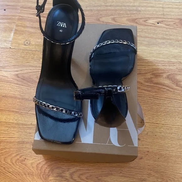 Zara Woman black sandals, with chain detail size 40/9us