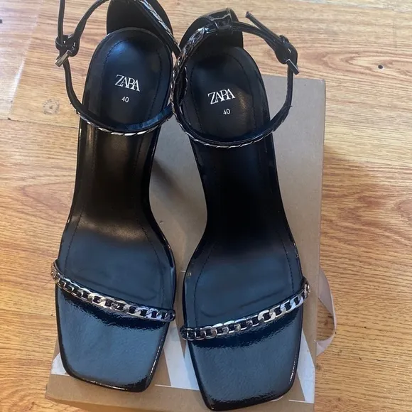 Zara Woman black sandals, with chain detail size 40/9us