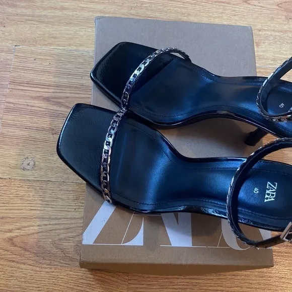 Zara Woman black sandals, with chain detail size 40/9us