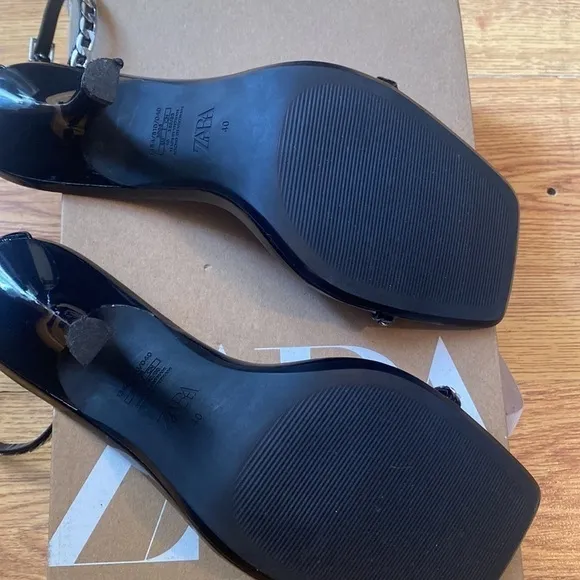 Zara Woman black sandals, with chain detail size 40/9us
